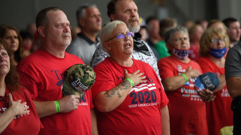 Anhänger bei einer Wahlkampfrally in Latrobe, Pennsylvania: Auf dem Land hat Donald Trump unerschütterliche Fans.