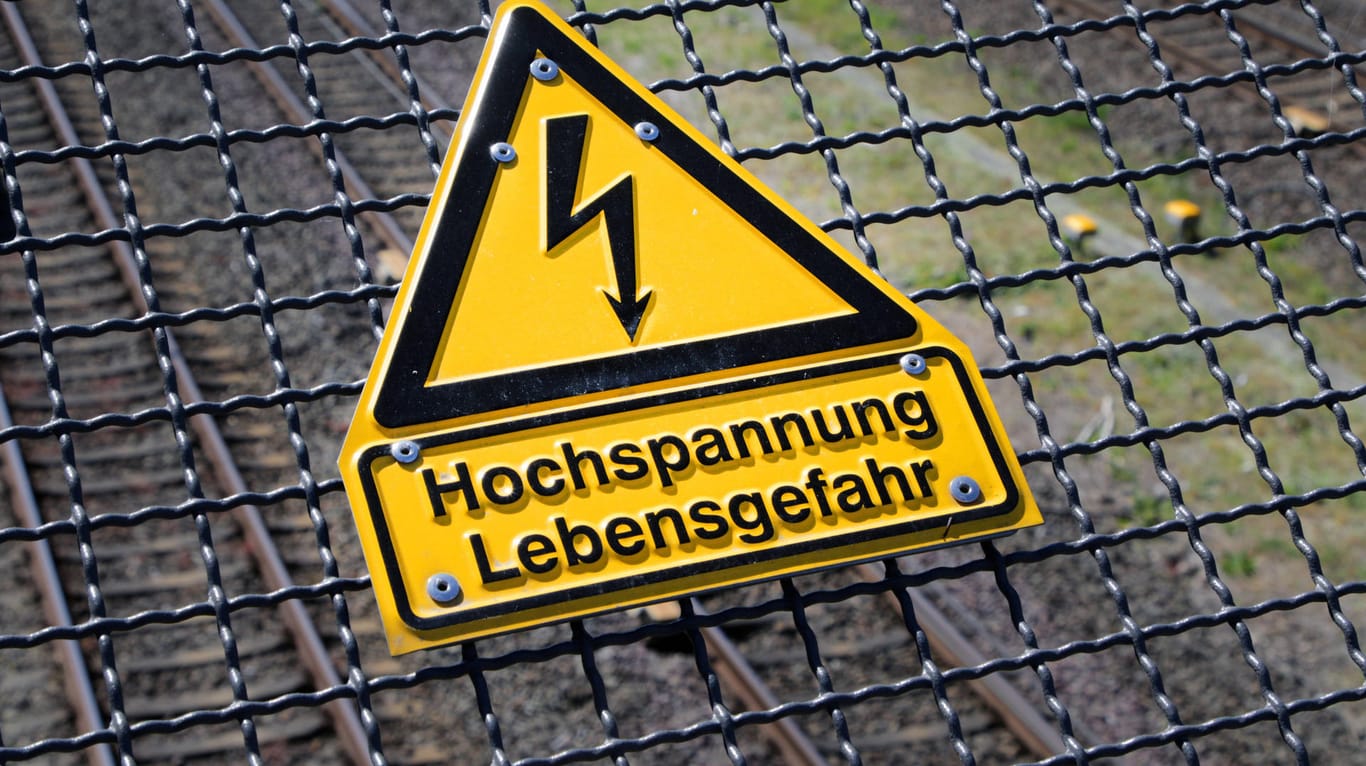 Ein Schild warnt vor Hochspannungsleitungen: In Deutschland sind zuletzt mehr Menschen durch Stromstöße ums Leben gekommen.