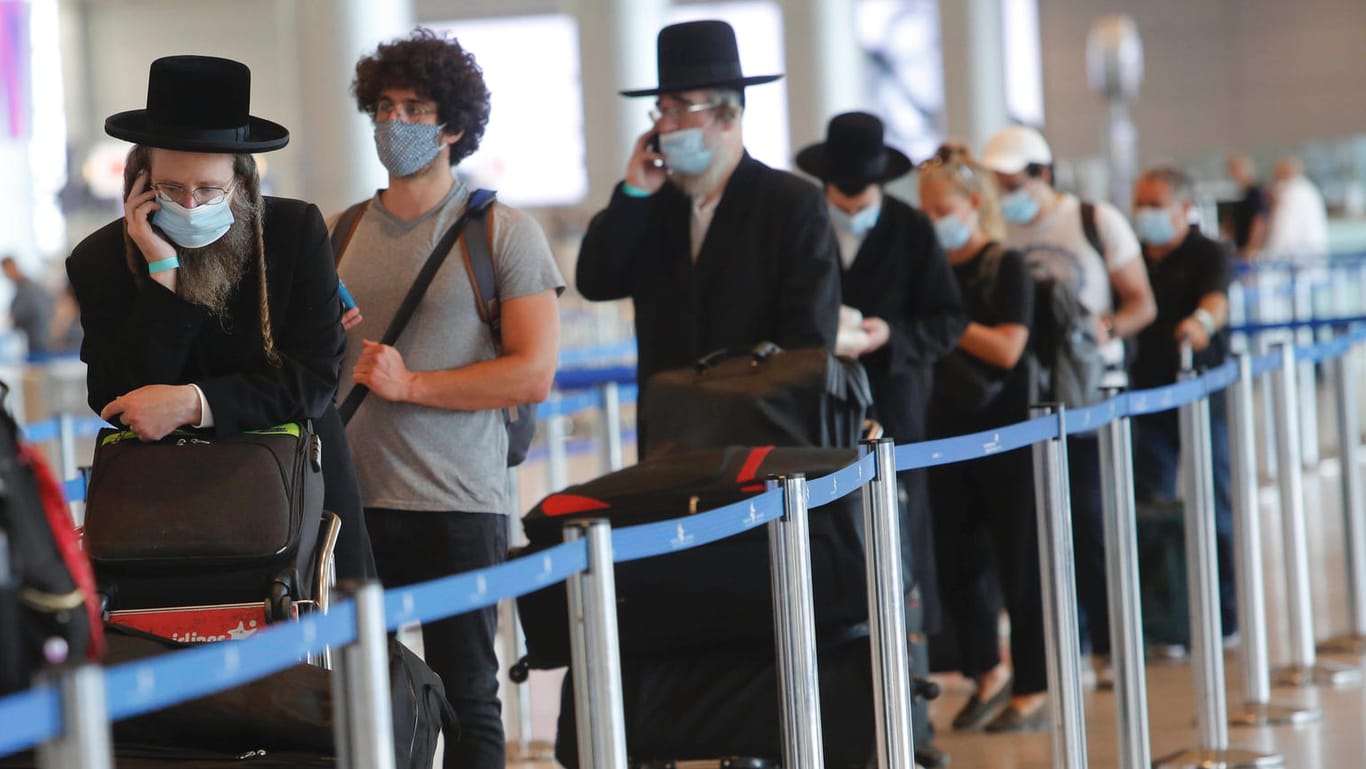 Tel Aviv: Passagiere warten am Flughafen Ben Gurion in Israel.
