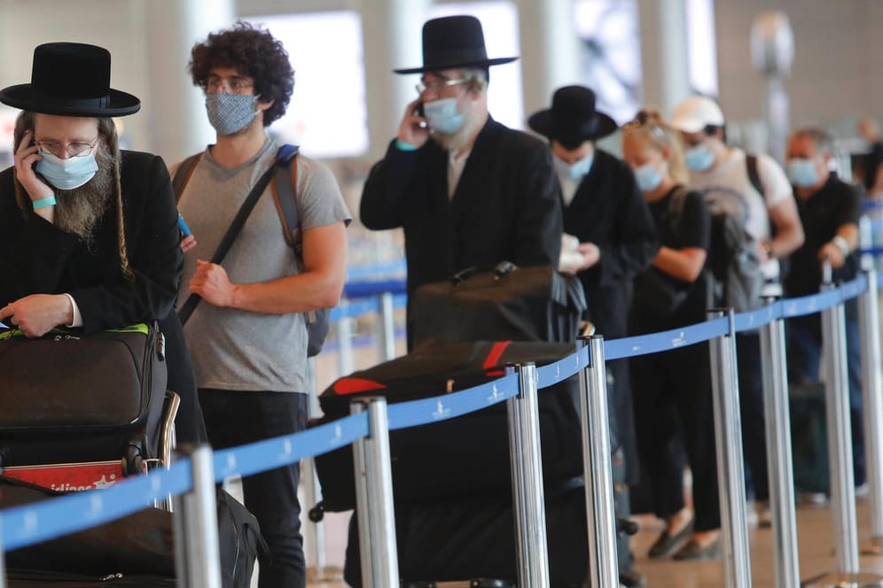 Tel Aviv: Passagiere warten am Flughafen Ben Gurion in Israel.