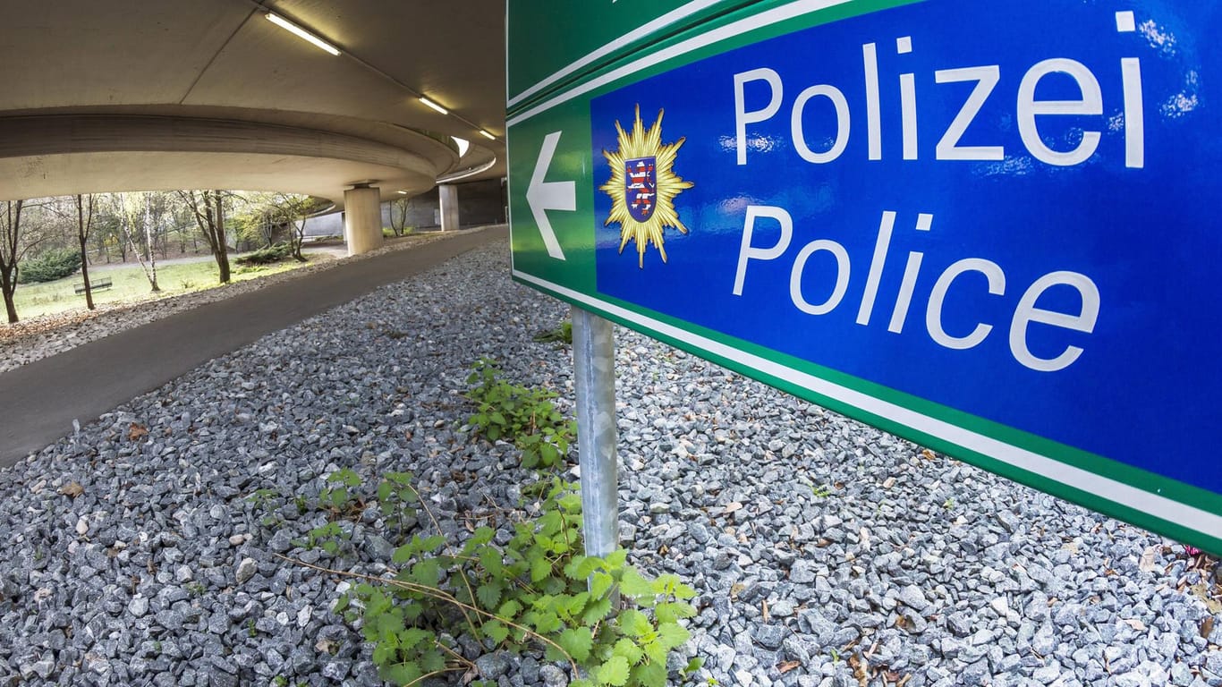 Ein Wegweiser zur Polizei in Frankfurt (Symbolbild): Gegen einen Polizist des Präsidiums Frankfurt wird ermittelt, weil er das Dienstgeheimnis verletzt haben soll.