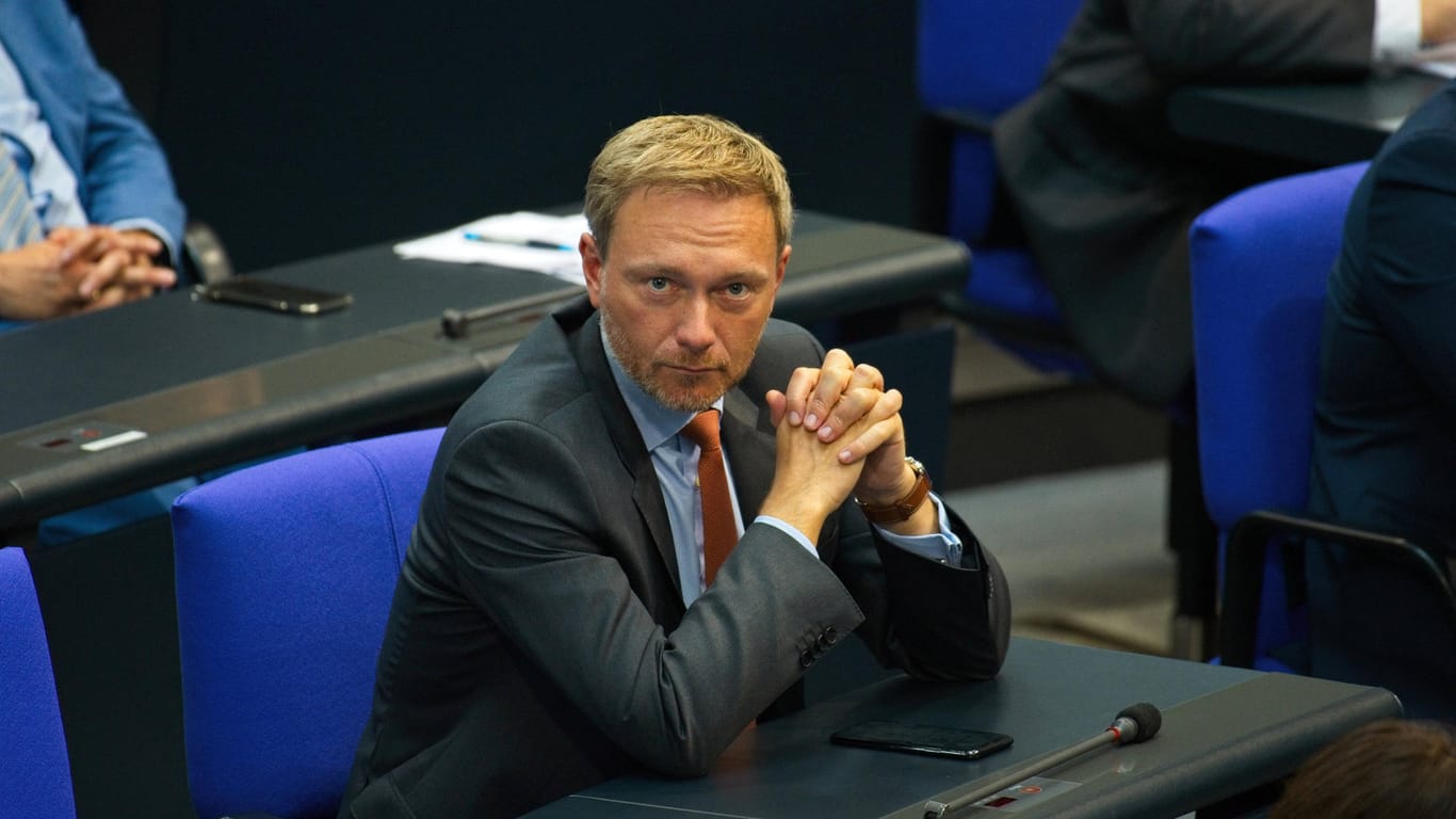 Deutscher Bundestag: Christian Lindner im Parlament bei einer Fragestunde.