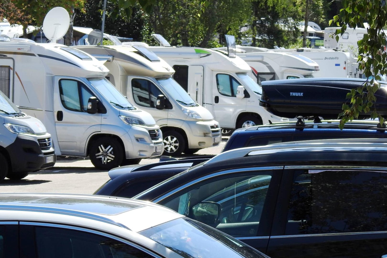 Wohnmobile auf Parkplatz: Wer einen Parkplatz als Stellplatz zum Wohnen missbraucht, muss mit Bußgeldern rechnen. (Symbolbild)