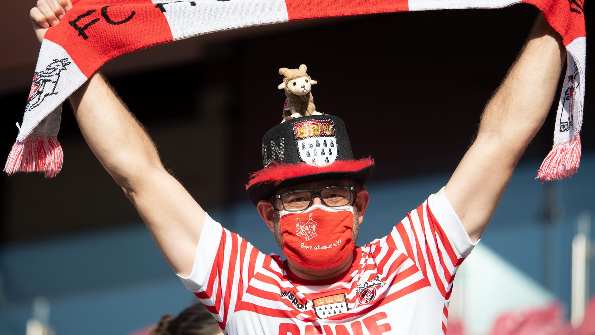 Ein Kölner Fan feiert seine Mannschaft: Der Stadionbesuch wird am Wochenende anders ablaufen. Ein Kölner Fan feiert seine Mannschaft: Der Stadionbesuch wird am Wochenende anders ablaufen.