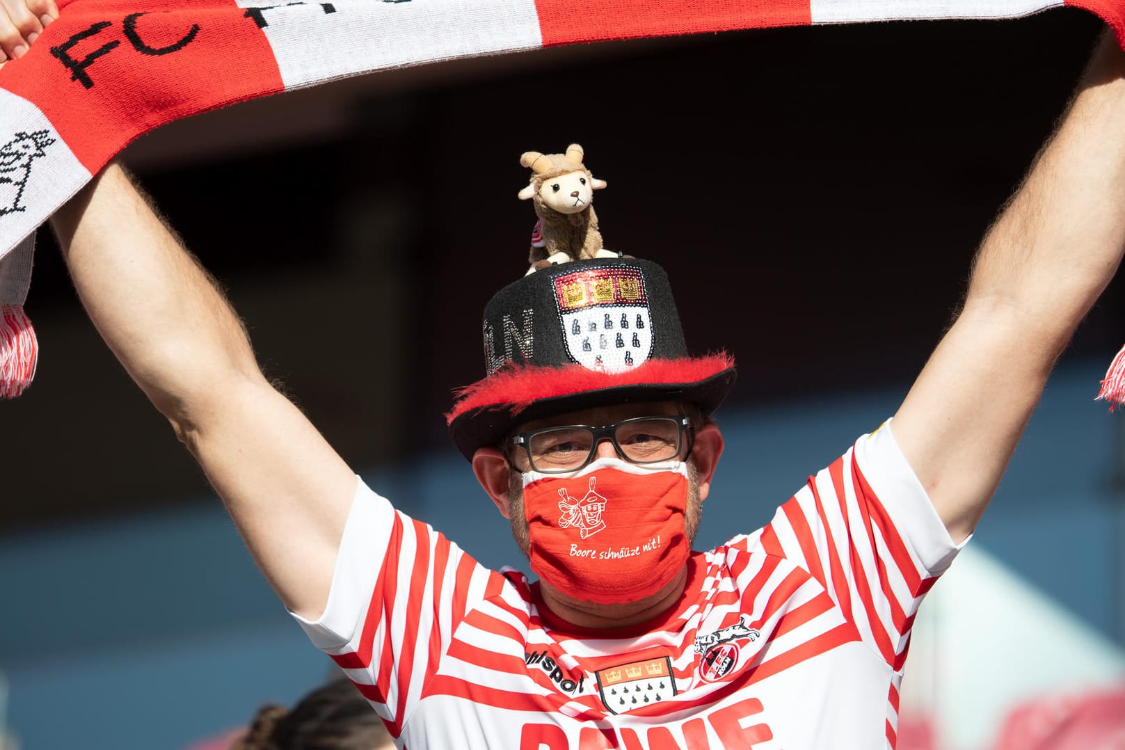 Ein Kölner Fan feiert seine Mannschaft: Der Stadionbesuch wird am Wochenende anders ablaufen.