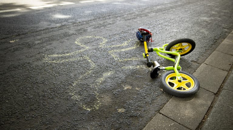 Verkehrsunfall mit Kleinkind und einem Laufrad (Symbolbild): In Stuttgart hat ein Radfahrer nach einem Unfall mit einem Kleinkind die Flucht ergriffen.