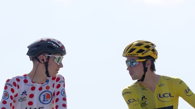 Es spricht alles für einen slowenischen Triumph bei der Tour de France: Tadej Pogacar (l) und Primoz Roglic.