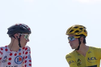 Es spricht alles für einen slowenischen Triumph bei der Tour de France: Tadej Pogacar (l) und Primoz Roglic.