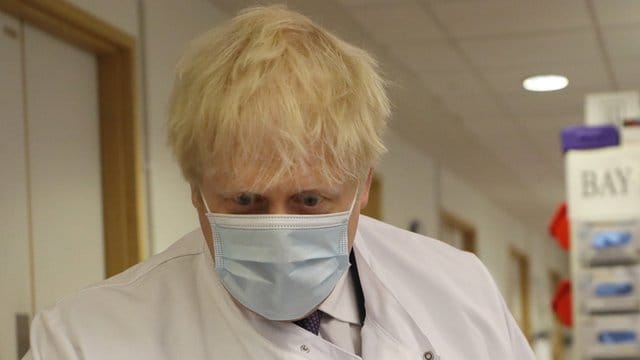 In Schutzkleidung besucht Premier Boris Johnson das Jenner Institute in Oxford, wo er sich über die Covid-19-Impfstoffforschung informiert.