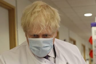 In Schutzkleidung besucht Premier Boris Johnson das Jenner Institute in Oxford, wo er sich über die Covid-19-Impfstoffforschung informiert.