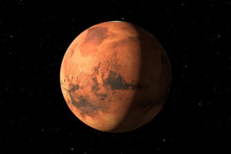 Mars: Er wird häufig als der Rote Planet bezeichnet, weil er am Nachthimmel wie ein orangeroter Stern erscheint.