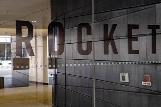 "Rocket" steht auf der Glastüre im Eingangsbereiches eines Gebäudes in Berlin, in dem das Internet-Unternehmen Rocket Internet seinen Sitz hat.