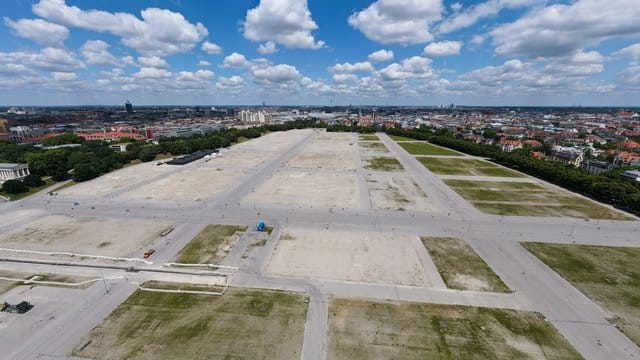 Ein weiß-blauer Himmel ist über der Theresienwiese zu sehen. Ein weiß-blauer Himmel ist über der Theresienwiese zu sehen.