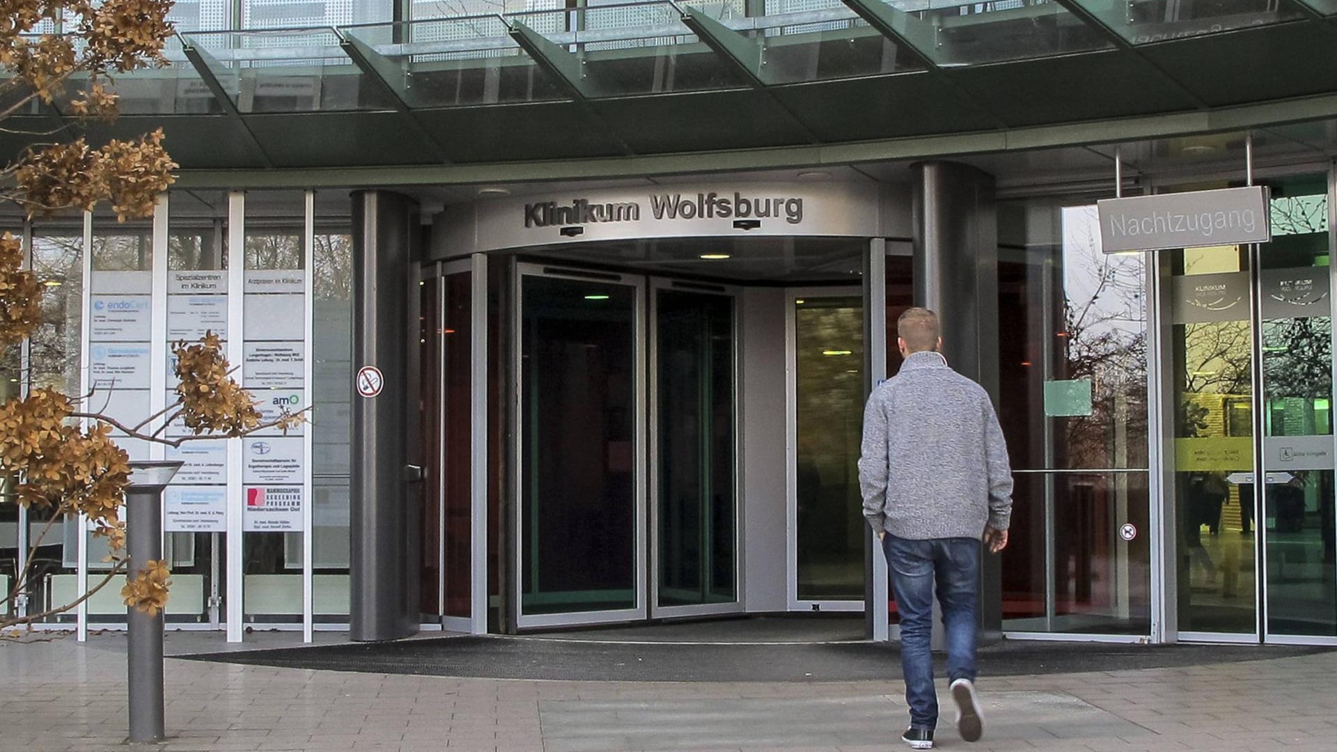 Der Eingang zum Klinikum Wolfsburg: Die Inbetriebnahme der neuen Kinderklinik verzögert sich.