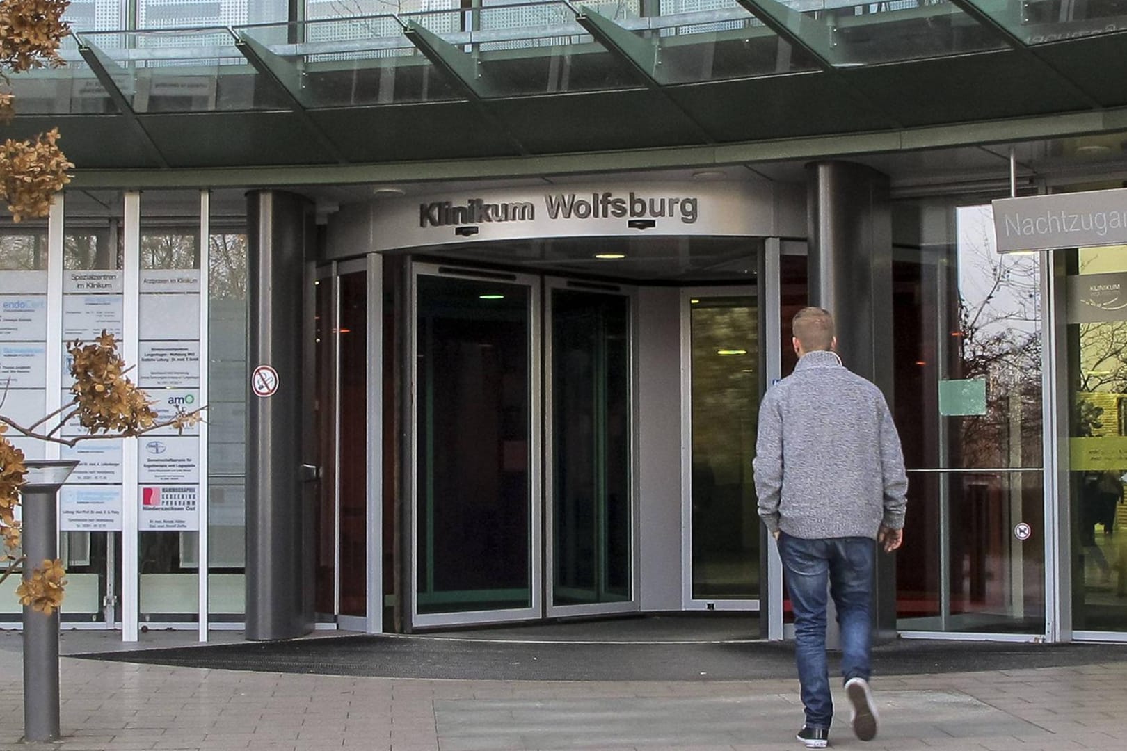 Der Eingang zum Klinikum Wolfsburg: Die Inbetriebnahme der neuen Kinderklinik verzögert sich.