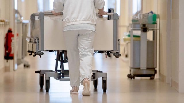 Die knapp 2000 Kliniken in Deutschland erhalten über die Corona-Krise hinaus eine Milliarden-Spritze für Investitionen. Die knapp 2000 Kliniken in Deutschland erhalten über die Corona-Krise hinaus eine Milliarden-Spritze für Investitionen.