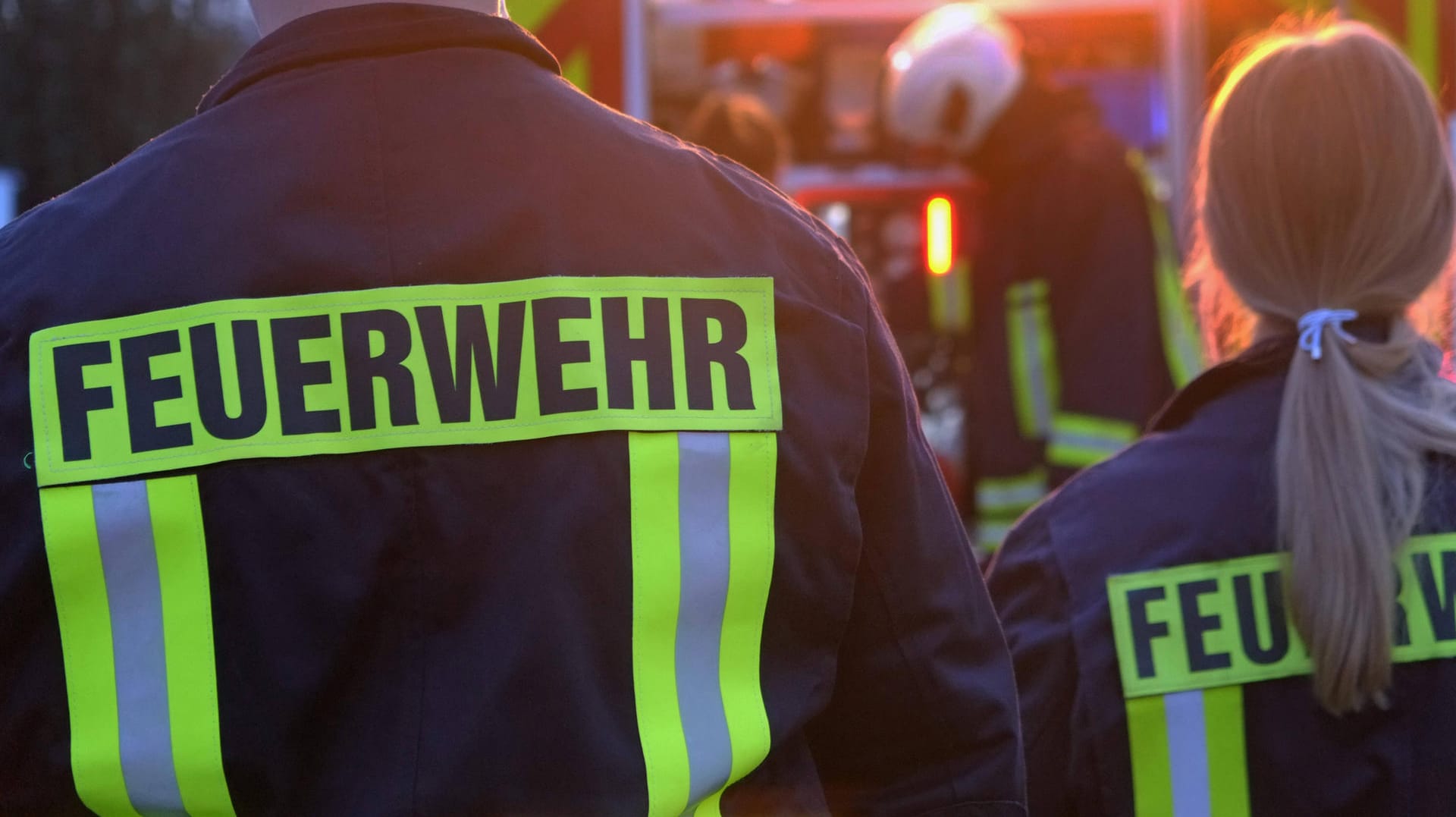 Feuerwehrleute stehen vor einem Einsatzwagen (Symbolbild): Ein Mann ist bei einem Brand in einer Erfurter Wohnung ums Leben gekommen.