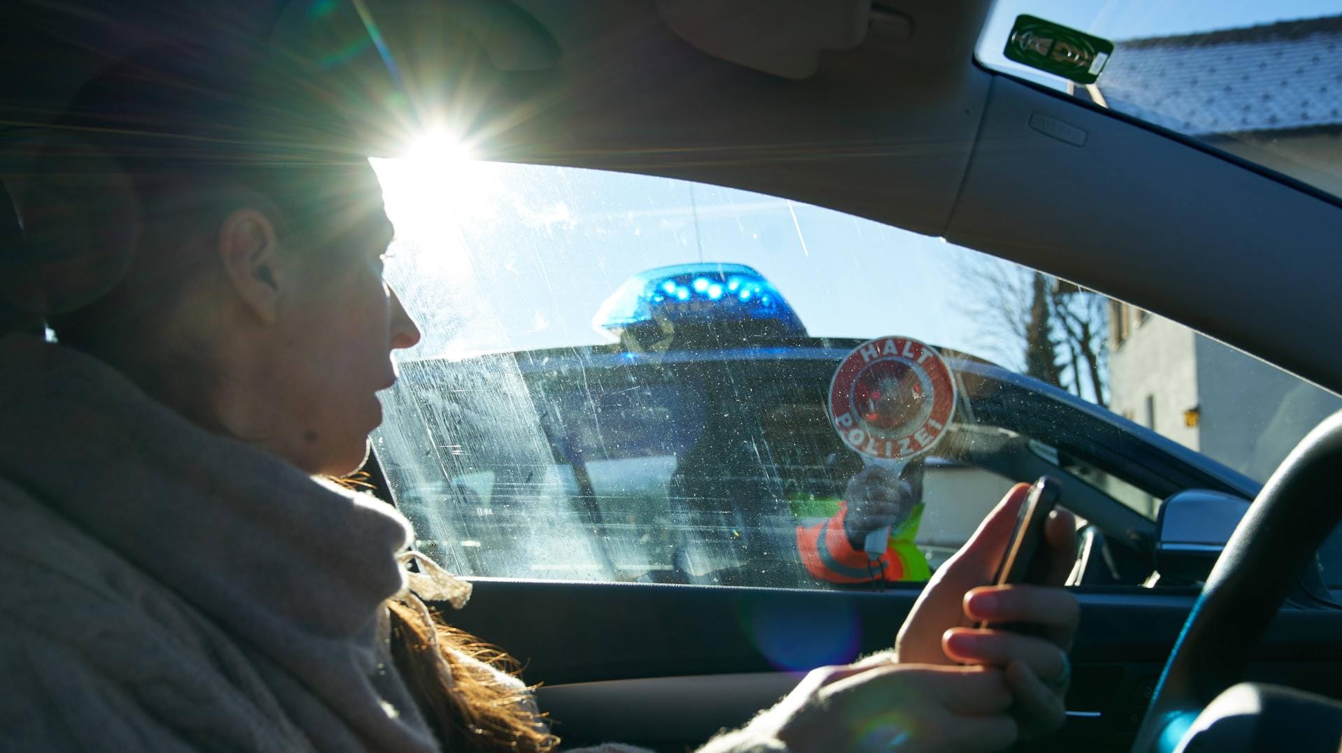 Eine junge Frau mit Handy am Steuer (Symbolbild): In Bielefeld sind Autofahrer wegen Handy-Verstößen kontrolliert worden. Eine junge Frau mit Handy am Steuer (Symbolbild): In Bielefeld sind Autofahrer wegen Handy-Verstößen kontrolliert worden.