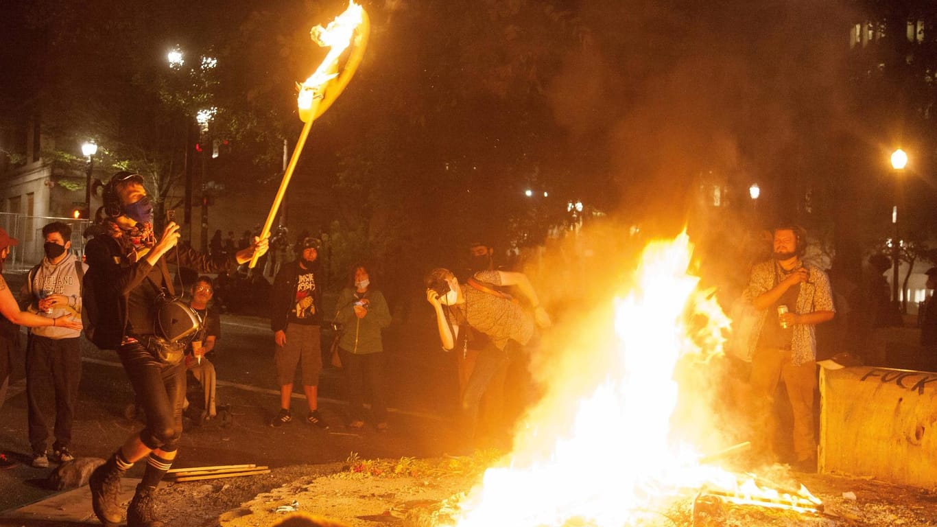Portland: Demonstrierende entzünden ein Feuer bei ihren Protesten in den USA.