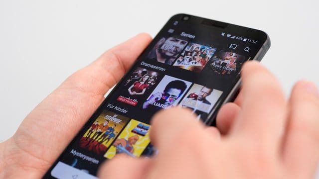 Netflix bietet jede Menge Unterhaltung und Zerstreuung - derzeit sollten Nutzer aber auf betrügerische E-Mails im Namen des Streaminganbieters Acht geben. Netflix bietet jede Menge Unterhaltung und Zerstreuung - derzeit sollten Nutzer aber auf betrügerische E-Mails im Namen des Streaminganbieters Acht geben.