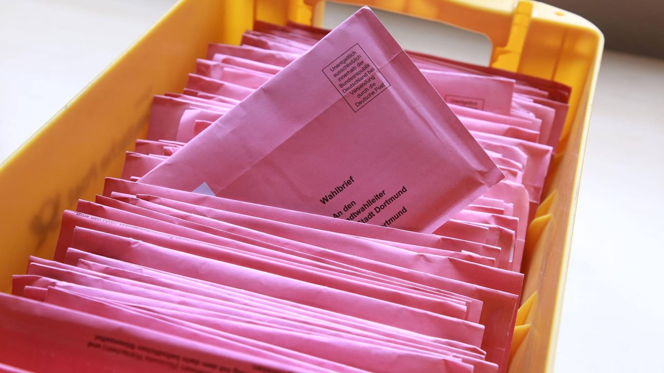 Kiste mit Briefwahlunterlagen (Symbolbild): Die Stadt Dortmund bittet die Bürger, ihre Briefwahlunterlagen schnell zu beantragen.