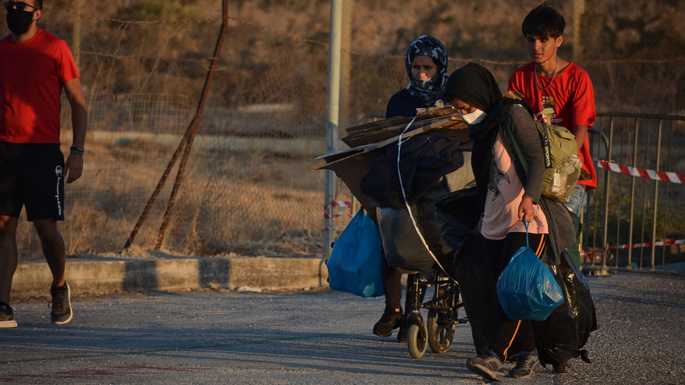 Obdachlos gewordene Migranten auf Lesbos: Lager wie Moria dienen der Abschreckung, sagt Geert Mak.
