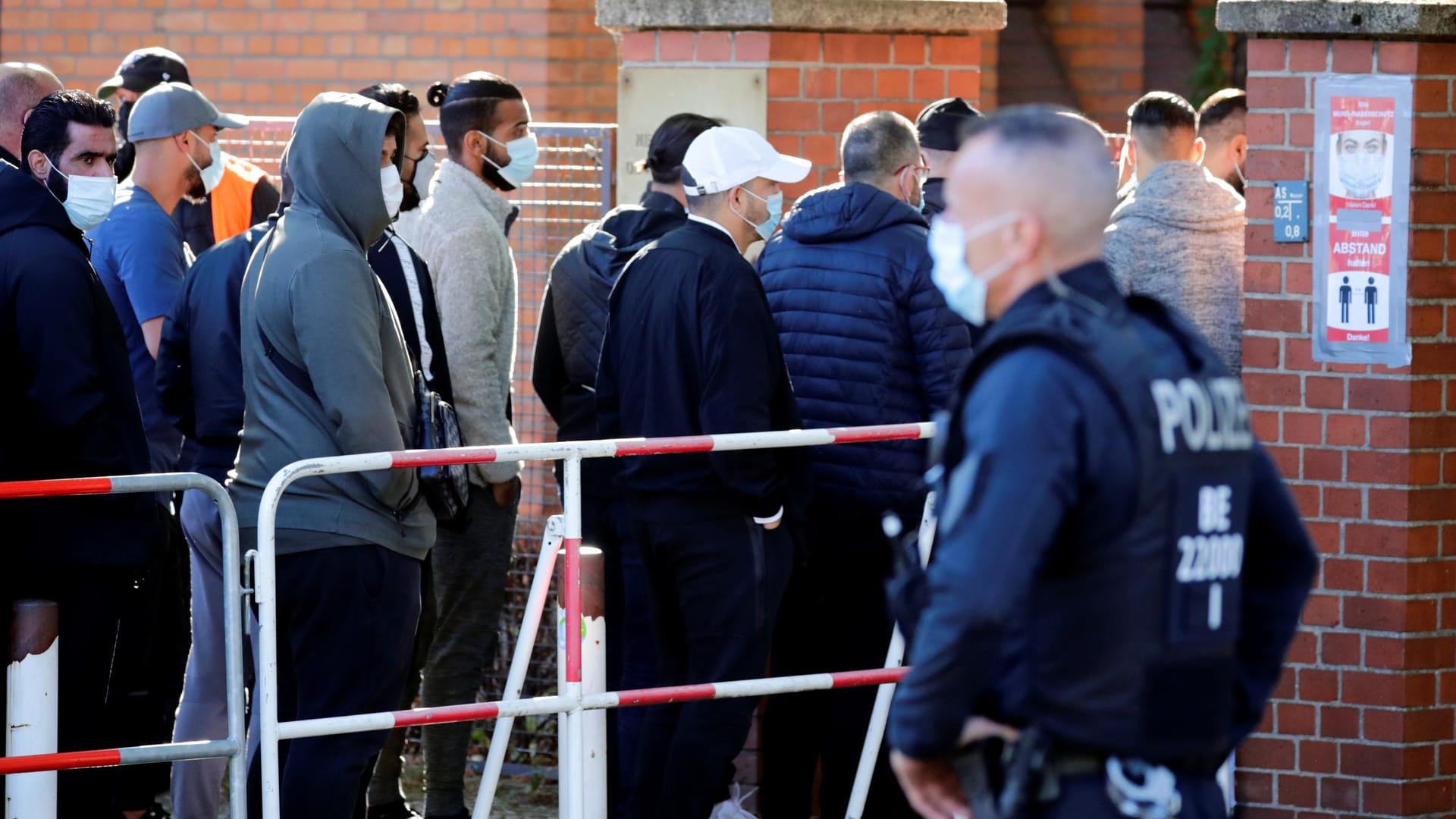 Ein Polizist vor dem Neuen-Zwölf-Apostel-Friedhof in Berlin-Schöneberg: Hier ist die Mutter von Clan-Chef Arafat Abou-Chaker beigesetzt worden.