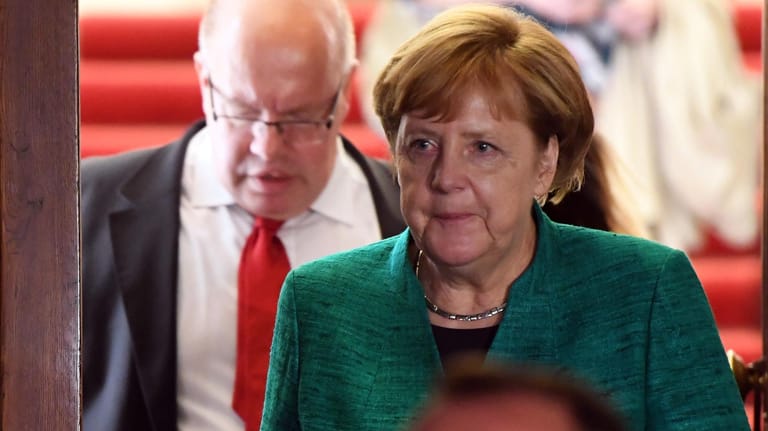 Angela Merkel und Peter Altmaier: Sitzungen bis tief in die Nacht gehören zum Alltag von Spitzenpolitikern.
