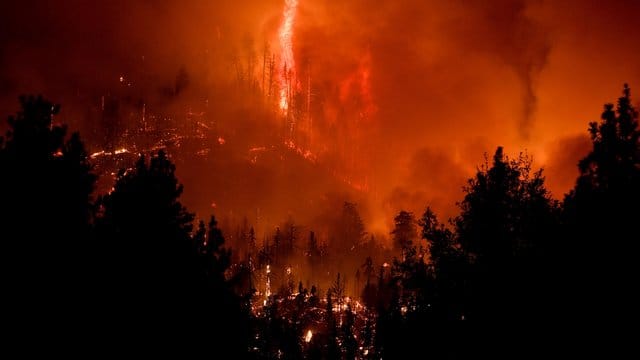 Der Westen der USA kämpft weiter gegen extreme Brände, die Ängste vor den Folgen des Klimawandels schüren. Der Westen der USA kämpft weiter gegen extreme Brände, die Ängste vor den Folgen des Klimawandels schüren.