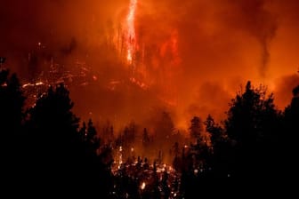 Der Westen der USA kämpft weiter gegen extreme Brände, die Ängste vor den Folgen des Klimawandels schüren.