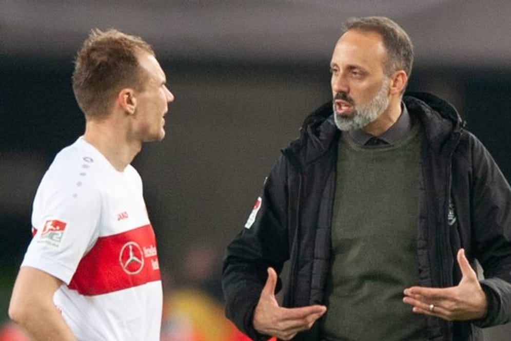 Trainer Pellegrino Matarazzo lässt Holger Badstuber (l) beim VfB Stuttgart noch eine Hintertür offen.