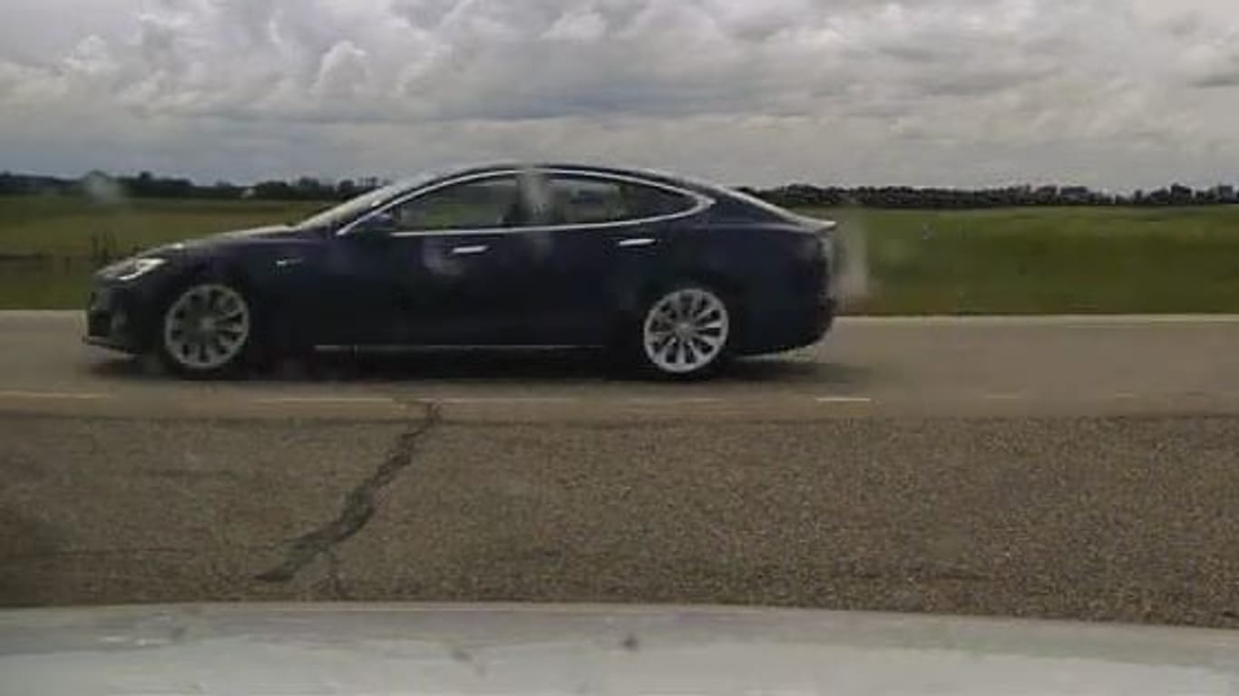 Ein Tesla ohne Fahrer: Kanadische Polizisten stoppten das E-Auto mit schlafendem Fahrer.