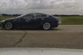 Ein Tesla ohne Fahrer: Kanadische Polizisten stoppten das E-Auto mit schlafendem Fahrer.