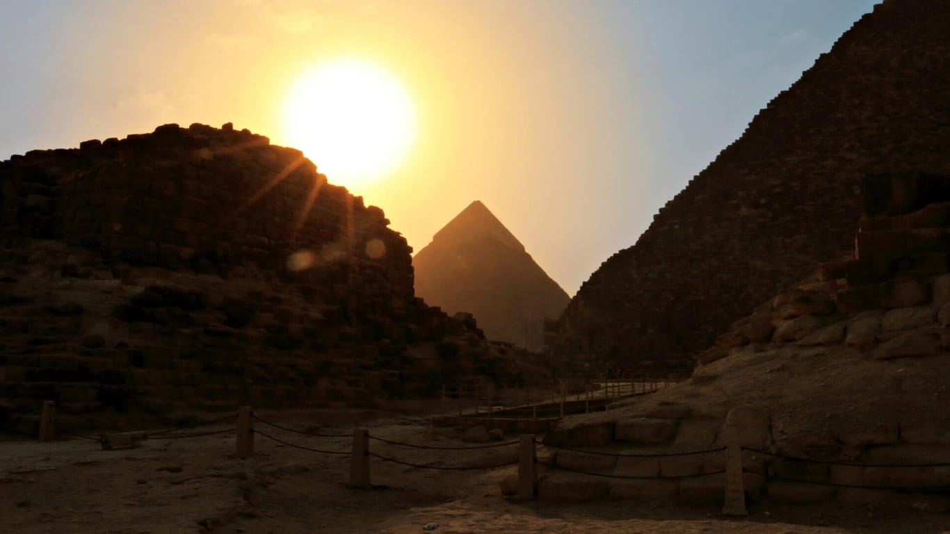 Chephren-Pyramide (Mitte): In der zweithöchsten aller ägyptischen Pyramiden wurde Pharao Chephren (auch Chaefre) bestattet.
