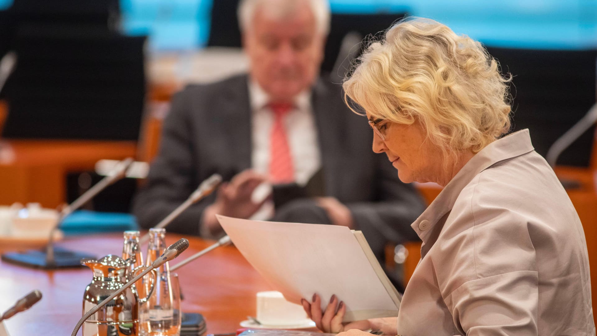 Justizministerin Christine Lambrecht: Eine solche Studie sei nach mehreren rechtsextremen Vorfällen bei der Polizei notwendig, betonte die SPD-Politikerin. Justizministerin Christine Lambrecht: Eine solche Studie sei nach mehreren rechtsextremen Vorfällen bei der Polizei notwendig, betonte die SPD-Politikerin.