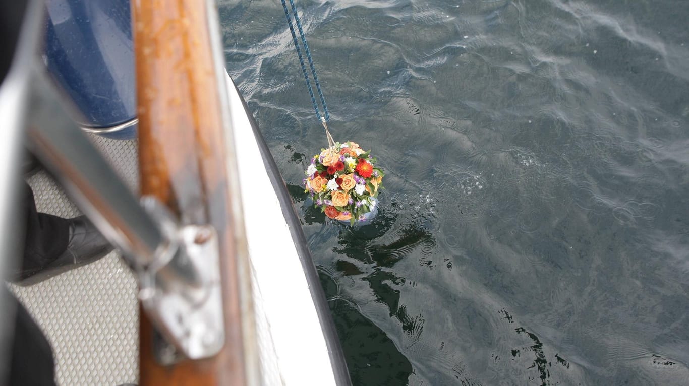 Seebestattung: Eine geschmückte Urne wird in die Ostsee hinabgelassen. (Symbolfoto)