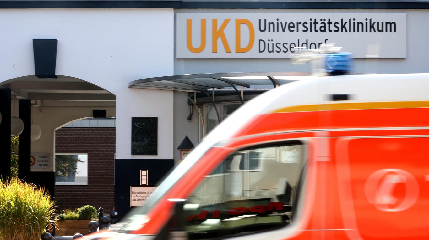 Haupteingang zum Universitätsklinikum Düsseldorf: Nach der Hackerattacke mit Todesfolge fordert der Grünen-Politiker Konstantin von Notz die Bundesregierung zum Handeln auf.