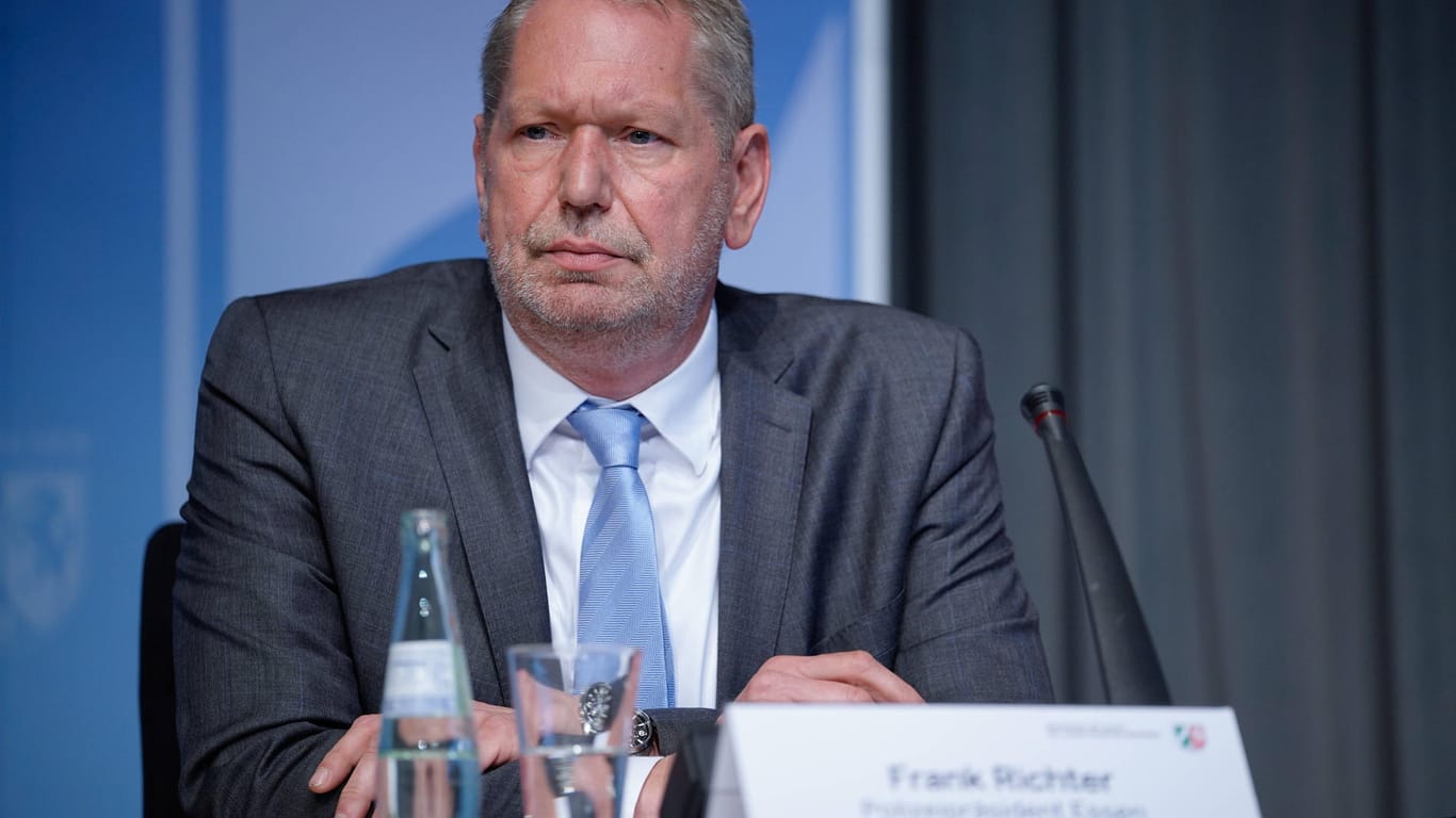 Der Chef des Polizeipräsidiums Essen, Frank Richter, bei dem Pressestatement zu den mutmaßlichen Fällen von Rechtsextremismus bei der Polizei in Nordrhein-Westfalen: Jetzt will sich der Polizeichef mit seinen Kritikern treffen, um Vorwürfe aufzuarbeiten.