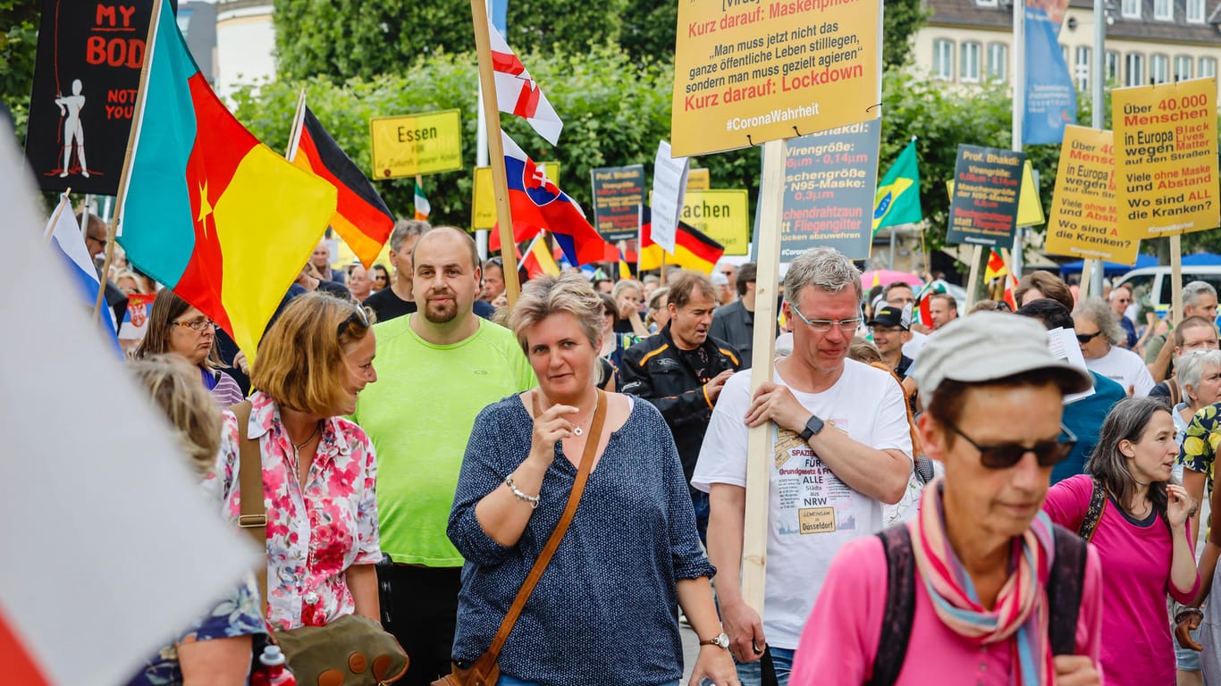 Menschen demonstrieren Mitte Juli in Düsseldorf gegen die Corona-Maßnahmen: Erneut ist eine Demo gegen die Corona-Politik geplant.
