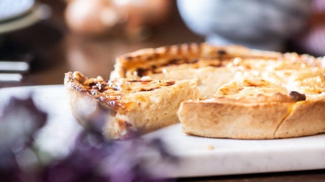 Zwiebelkuchen passt gut zum Herbst - und lässt sich auf ganz verschiedene Weise kredenzen.