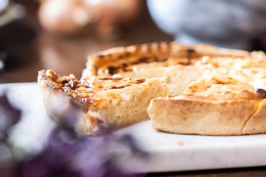 Zwiebelkuchen passt gut zum Herbst - und lässt sich auf ganz verschiedene Weise kredenzen.