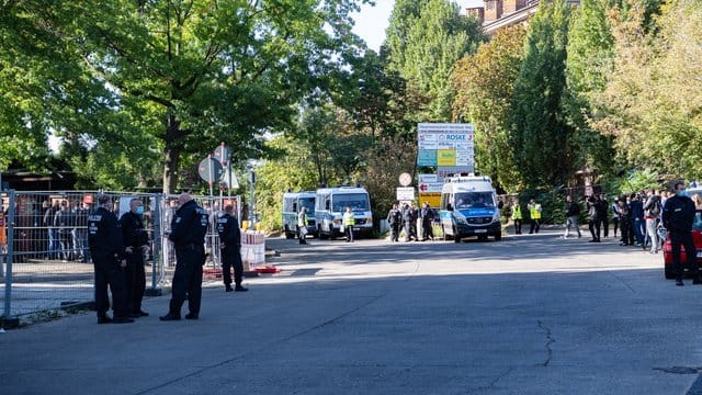 Polizisten stehen am Eingang zum Neuen-Zwölf-Apostel-Friedhof in Schöneberg. Polizisten stehen am Eingang zum Neuen-Zwölf-Apostel-Friedhof in Schöneberg.