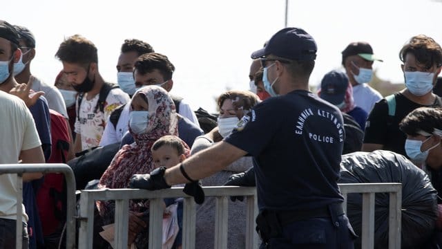 Migranten vor dem Eingang des Lagers Kara Tepe Schlange.