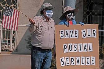 Arizona, USA: Demonstranten setzen sich für die Post ein. Donald Trump wollte dieser den Geldhahn zudrehen. Das könnte negative Auswirkungen auf die Briefwahl haben.