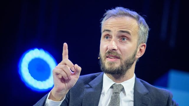 Aus einem Berliner Polizeicomputer sind illegal Daten des Satirikers Jan Böhmermann abgerufen worden. Aus einem Berliner Polizeicomputer sind illegal Daten des Satirikers Jan Böhmermann abgerufen worden.