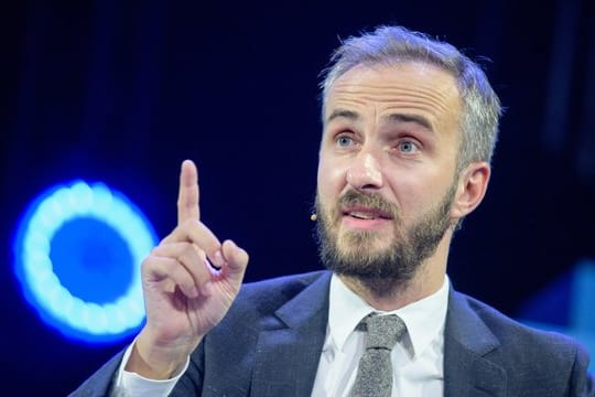 Aus einem Berliner Polizeicomputer sind illegal Daten des Satirikers Jan Böhmermann abgerufen worden.