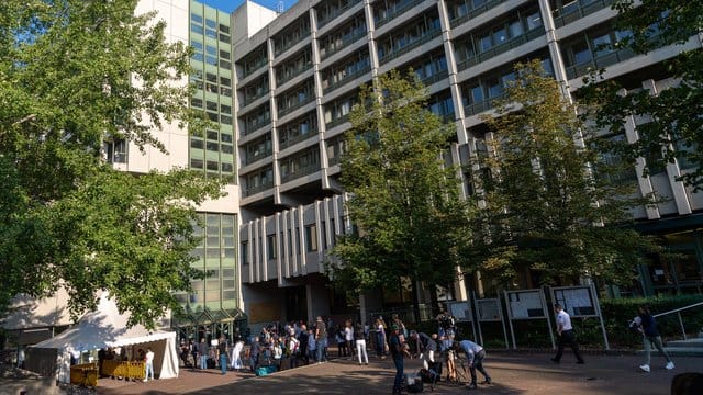 Journalisten und Passanten stehen vor Prozessauftakt vor dem Gerichtsgebäude in München. Journalisten und Passanten stehen vor Prozessauftakt vor dem Gerichtsgebäude in München.