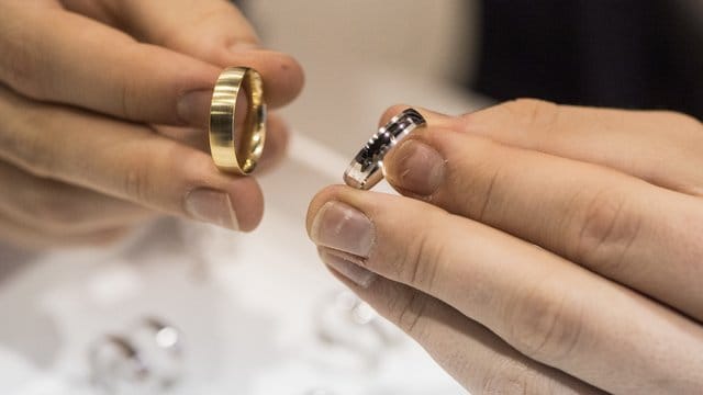 Alter Schmuck kann angesichts des hohen Goldpreises jetzt gut zu Geld gemacht werden. Alter Schmuck kann angesichts des hohen Goldpreises jetzt gut zu Geld gemacht werden.