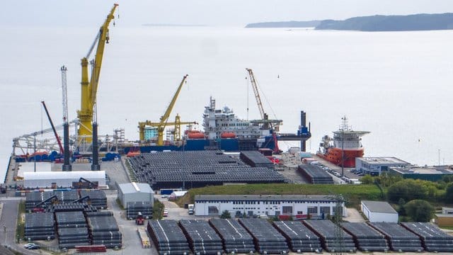 Ein russisches Verlegeschiff im Hafen Mukran auf der Insel Rügen. Ein russisches Verlegeschiff im Hafen Mukran auf der Insel Rügen.