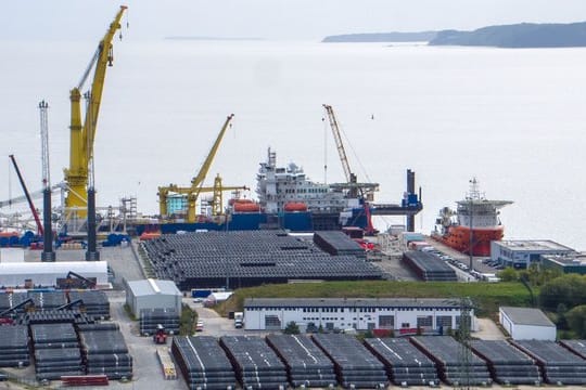 Ein russisches Verlegeschiff im Hafen Mukran auf der Insel Rügen.